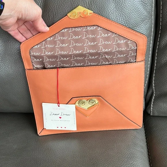 NWT - Drew Barrymore Heart Lock Envelope Clutch - Peach with gold. - Picture 4 of 6